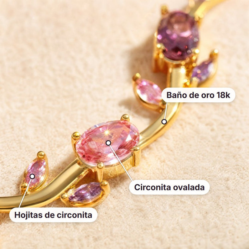 De cerca: circonita ovalada, hojitas de circonita y baño de oro 18k