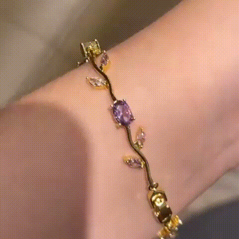 La pulsera Jardín de Tulipanes sobre la muñeca y la palma de la mano, con luz natural