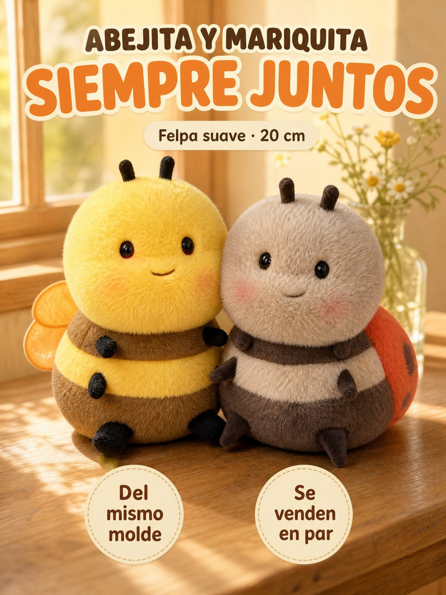 Abejita y mariquita siempre juntas: el peluche amarillo y el gris, del mismo molde, sentados uno junto al otro frente a una ventana; se venden en par