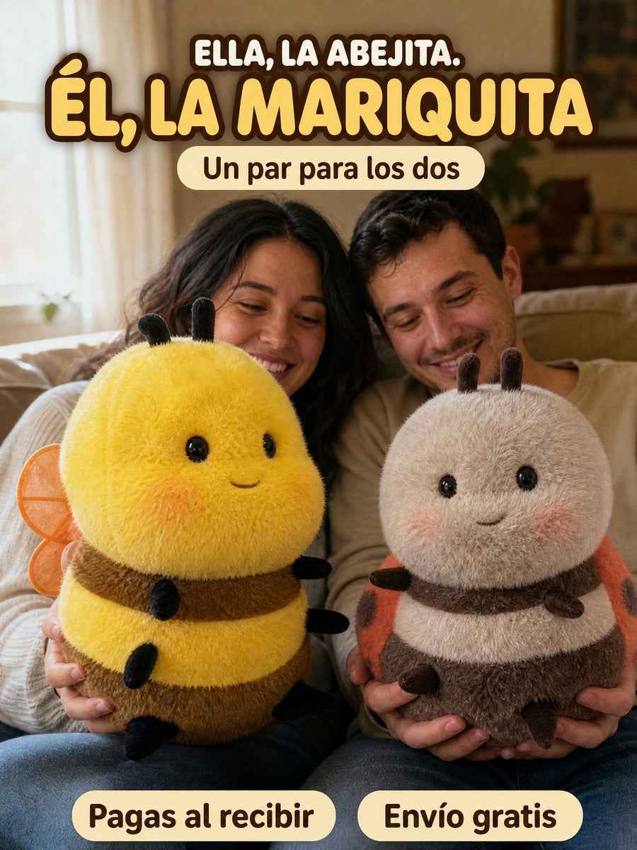 Un par para los dos: ella abraza la abejita y él la mariquita, sonriendo en el sofá; pagas al recibir y el envío es gratis