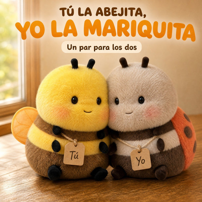Tú la abejita, yo la mariquita: el par abrazado, uno junto al otro, con etiquetas Tú y Yo colgadas del cuello