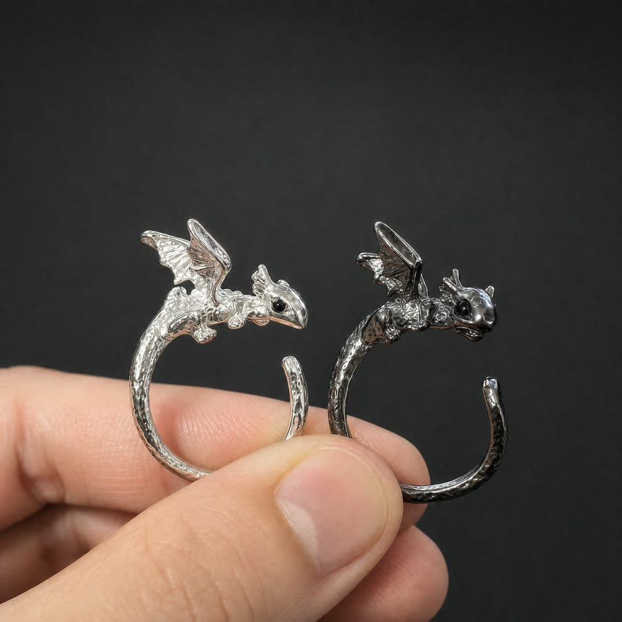 Los dos anillos en la mano: la banda es abierta y se ajusta al dedo