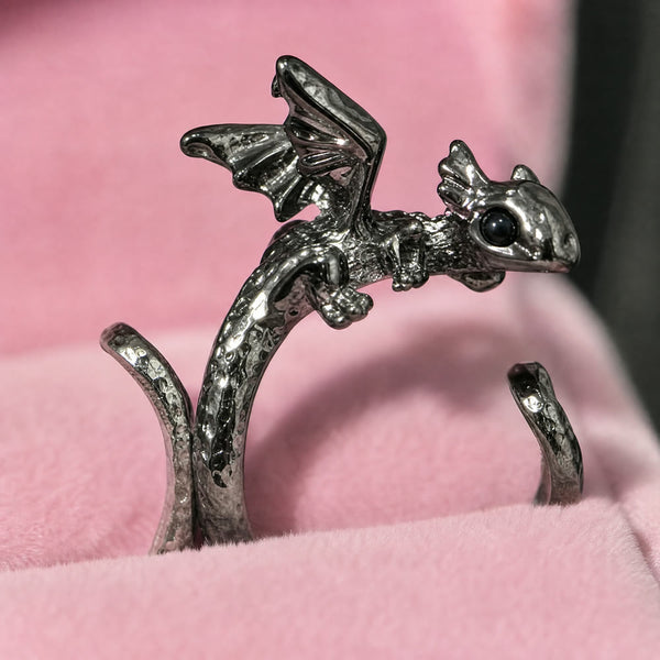 Anillo Chimuelo en negro, de cerca: alas, escamas y ojito