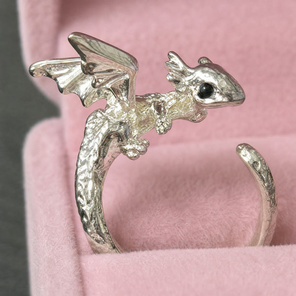 Anillo Furia en plata, de cerca: alas, escamas y ojito