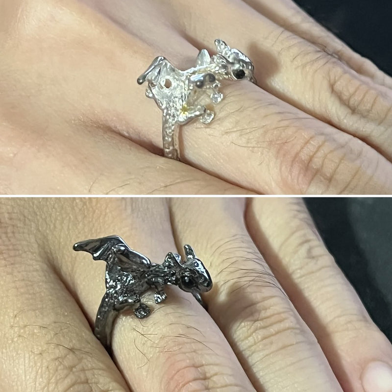 Fotos reales de los anillos puestos en el dedo: Furia en plata y Chimuelo en negro
