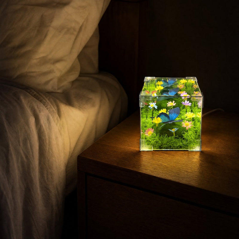 La lámpara encendida sobre una mesa de noche