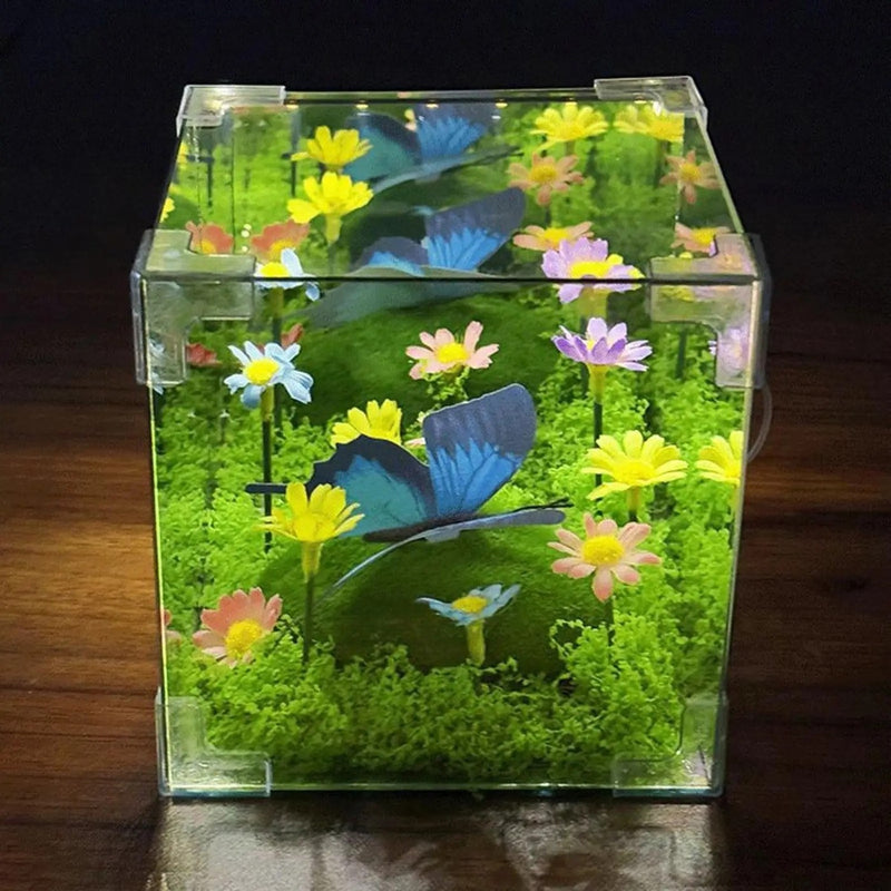 La lámpara encendida de frente, con su mariposa azul