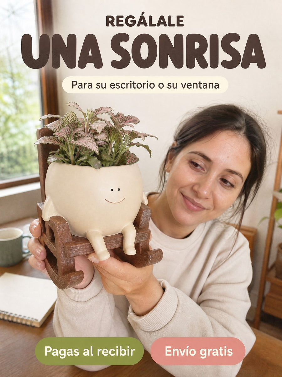 Una mujer sonríe mientras sostiene con las manos la maceta muñequito en su mecedora, en una sala con libreros, con el título Regálale una sonrisa