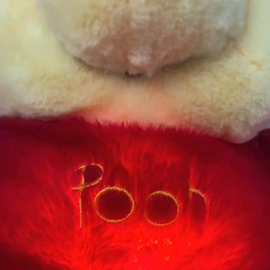 El “Pooh” bordado en el suéter, brillando cuando se enciende