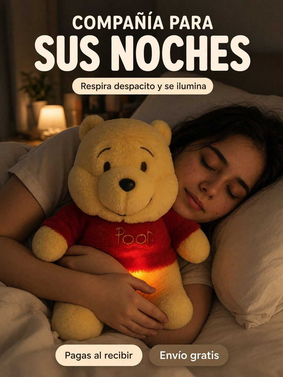 Una mujer durmiendo abrazada al Pooh que respira, con la pancita iluminada