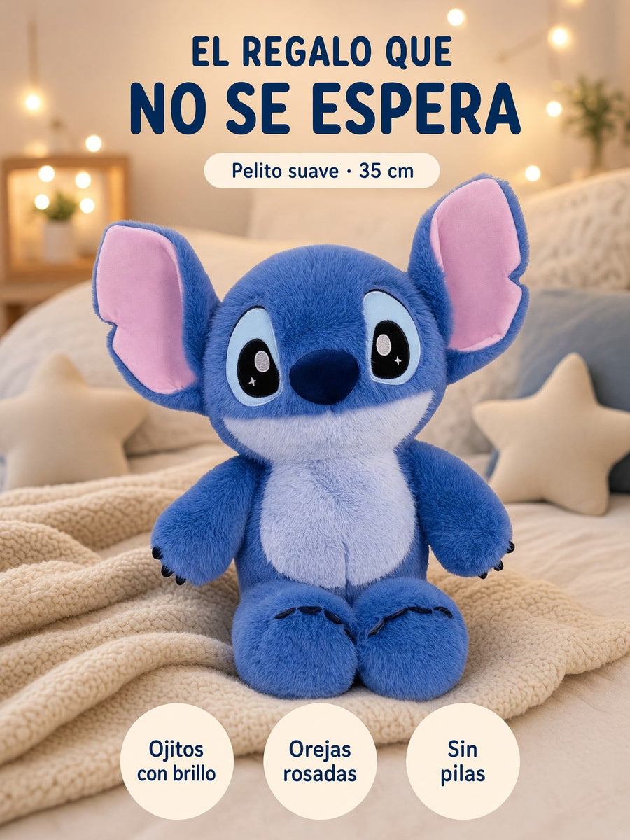 El peluche Stitch azul sentado sobre una cama con luces y cojines de estrella, con ojitos con brillo, orejas rosadas y pelito suave