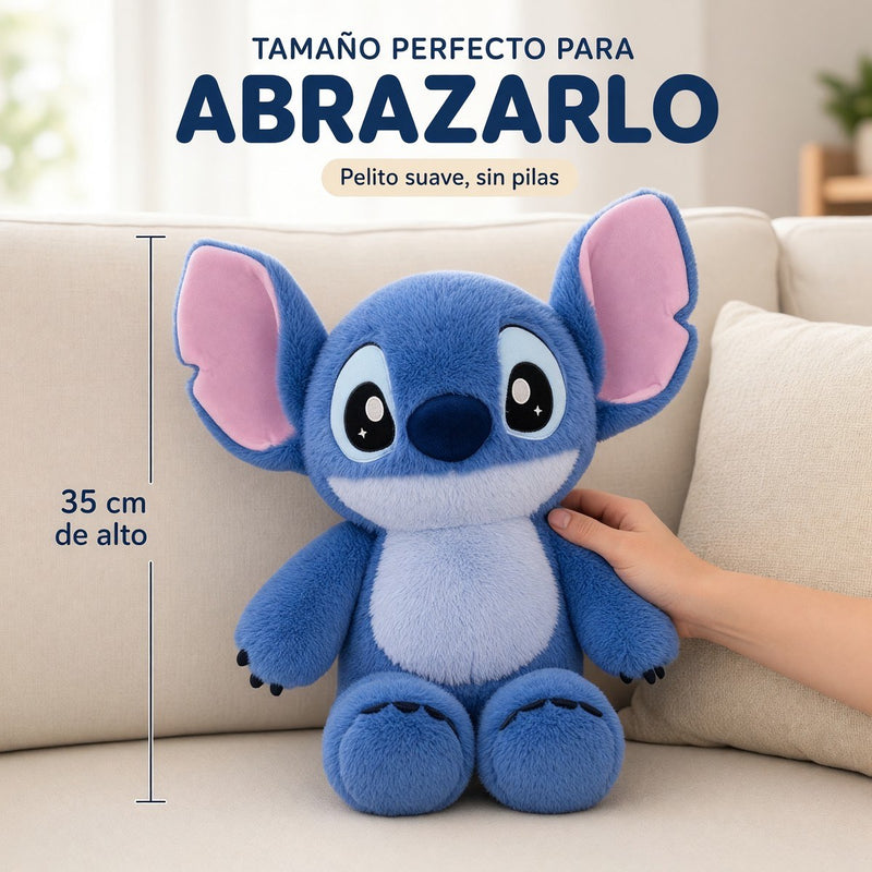 El peluche Stitch azul sentado en un sofá claro, con una regla que marca 35 cm de alto: tamaño perfecto para abrazarlo