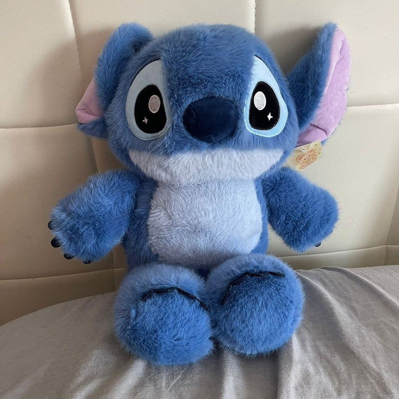 El Stitch que corre sentado en una cama