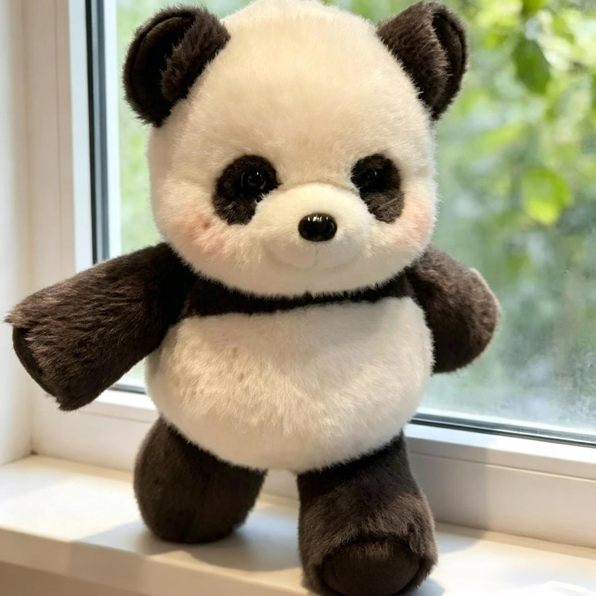 Peluche panda que corre de pie junto a la ventana