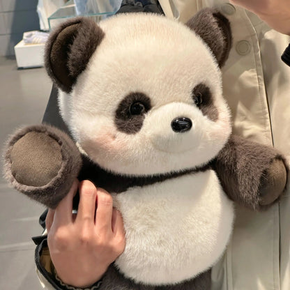 Peluche panda que corre en las manos, de cerca